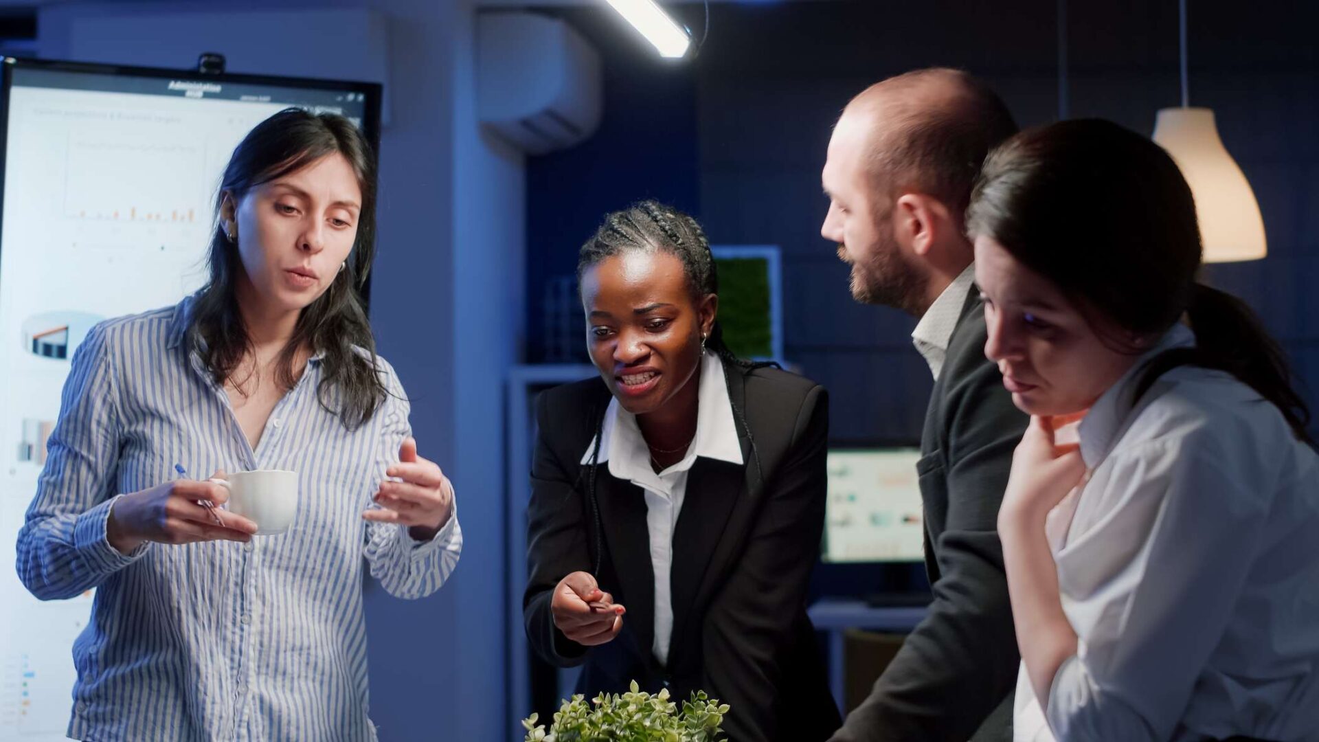 Collega’s overleggen over klanttevredenheid en crisismanagement