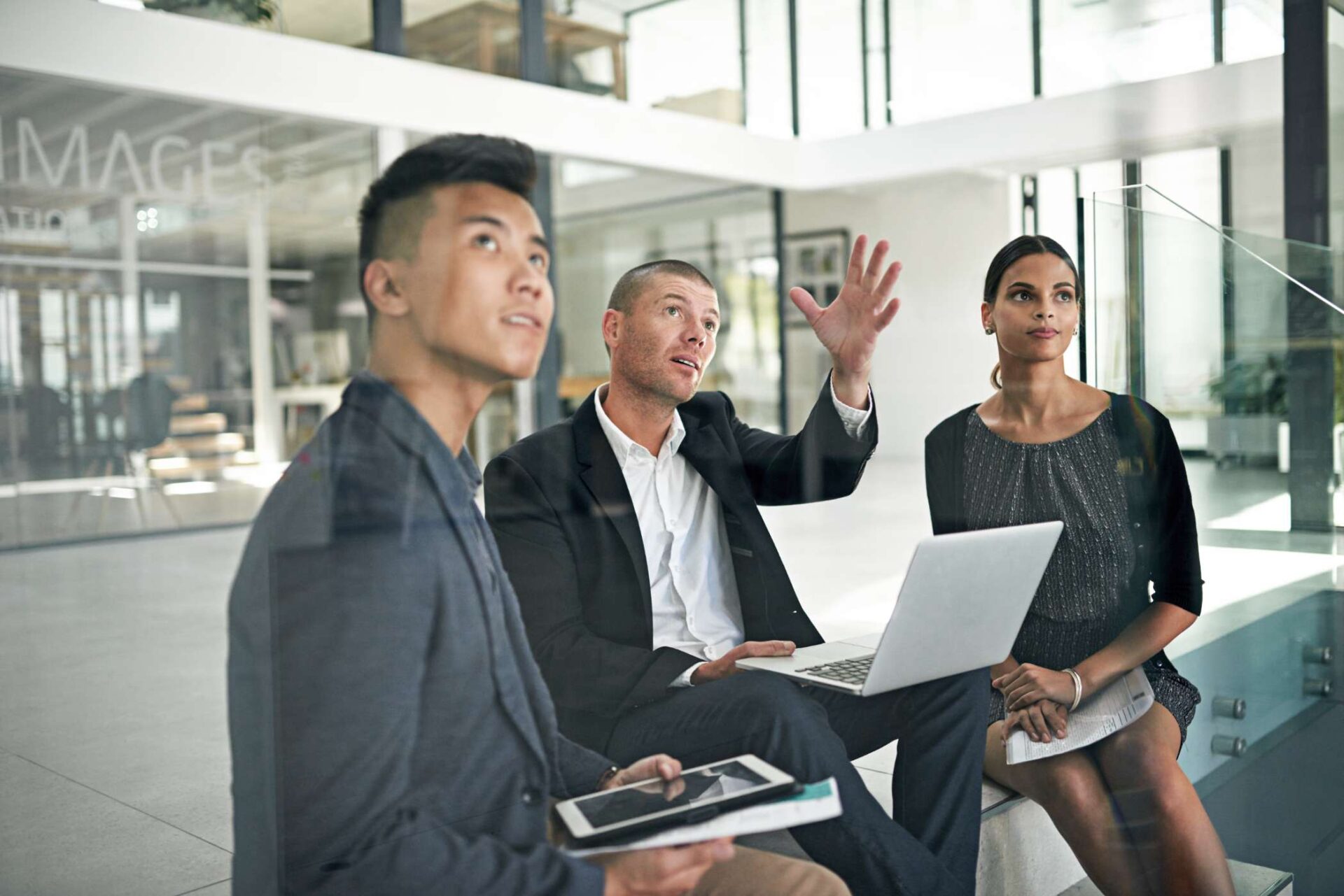 Drie collega’s bespreken strategie voor hogere medewerkerstevredenheid
