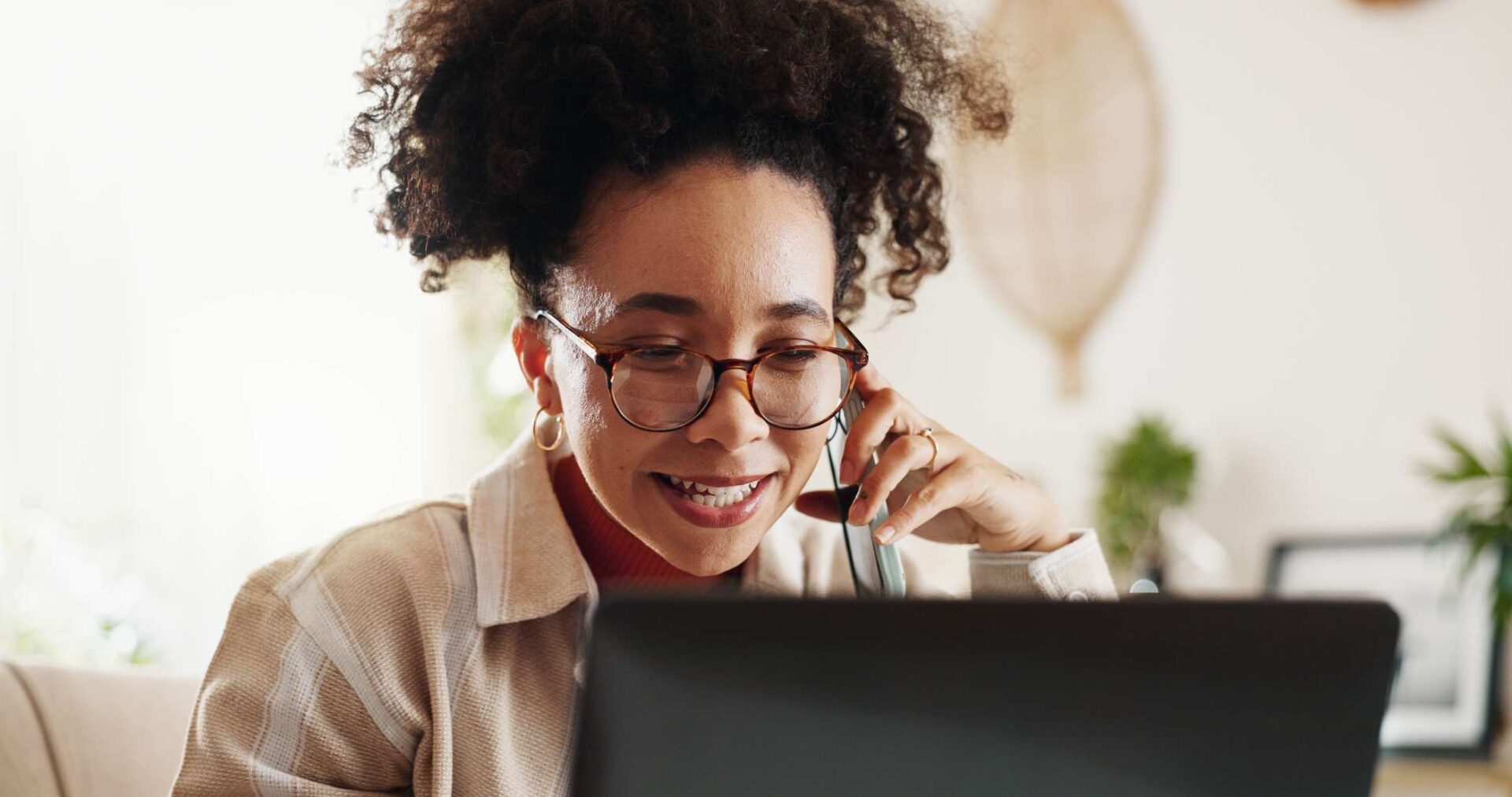 Klantenservice medewerker luistert naar klantfeedback voor groei