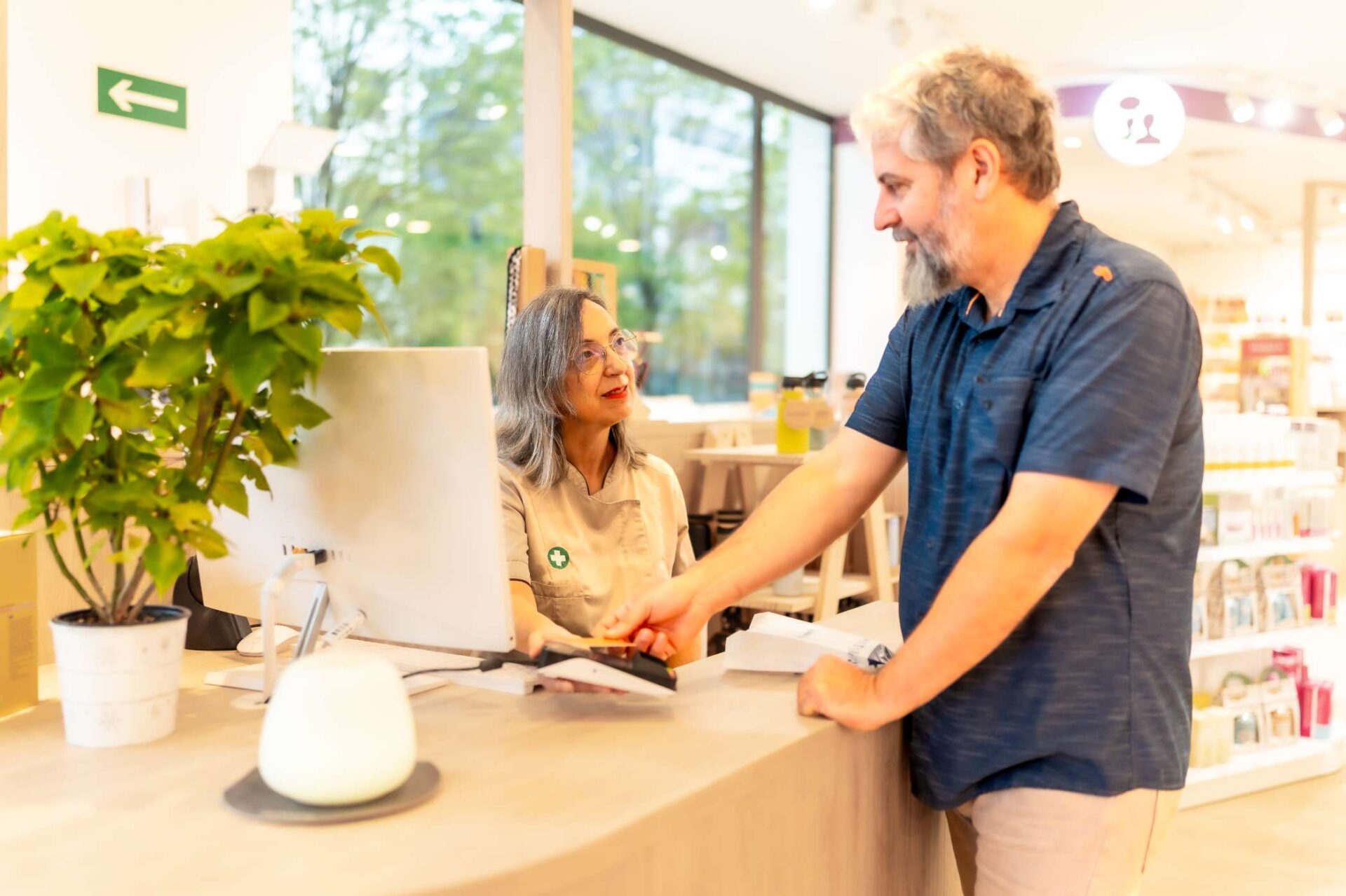 Twee professionals bespreken klanttevredenheid en milieuvriendelijke strategieën