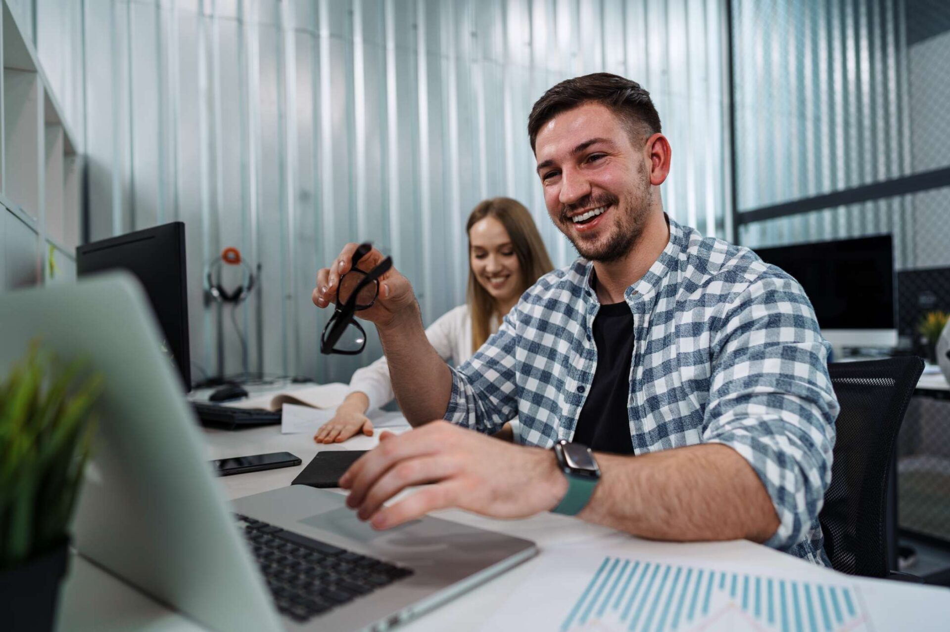 Werknemers bekijken de klanttevredenheid trends en voorspellingen voor 2025